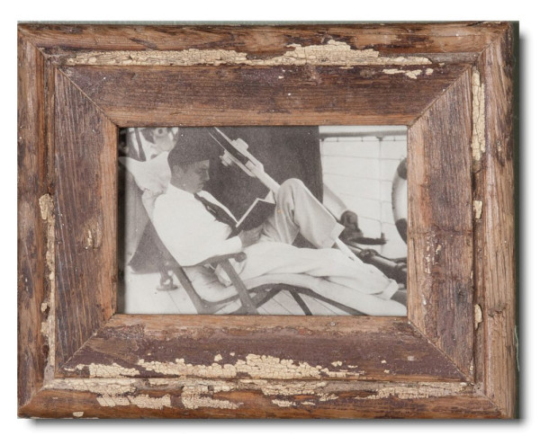 Distressed wood frame for the picture format 10 x 15 cm